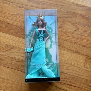 BARBIE Pink Label Dolls of the World Landmark Collection Statue of Liberty Doll
